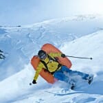 Skifahrer mit ABS Airbagrucksack
