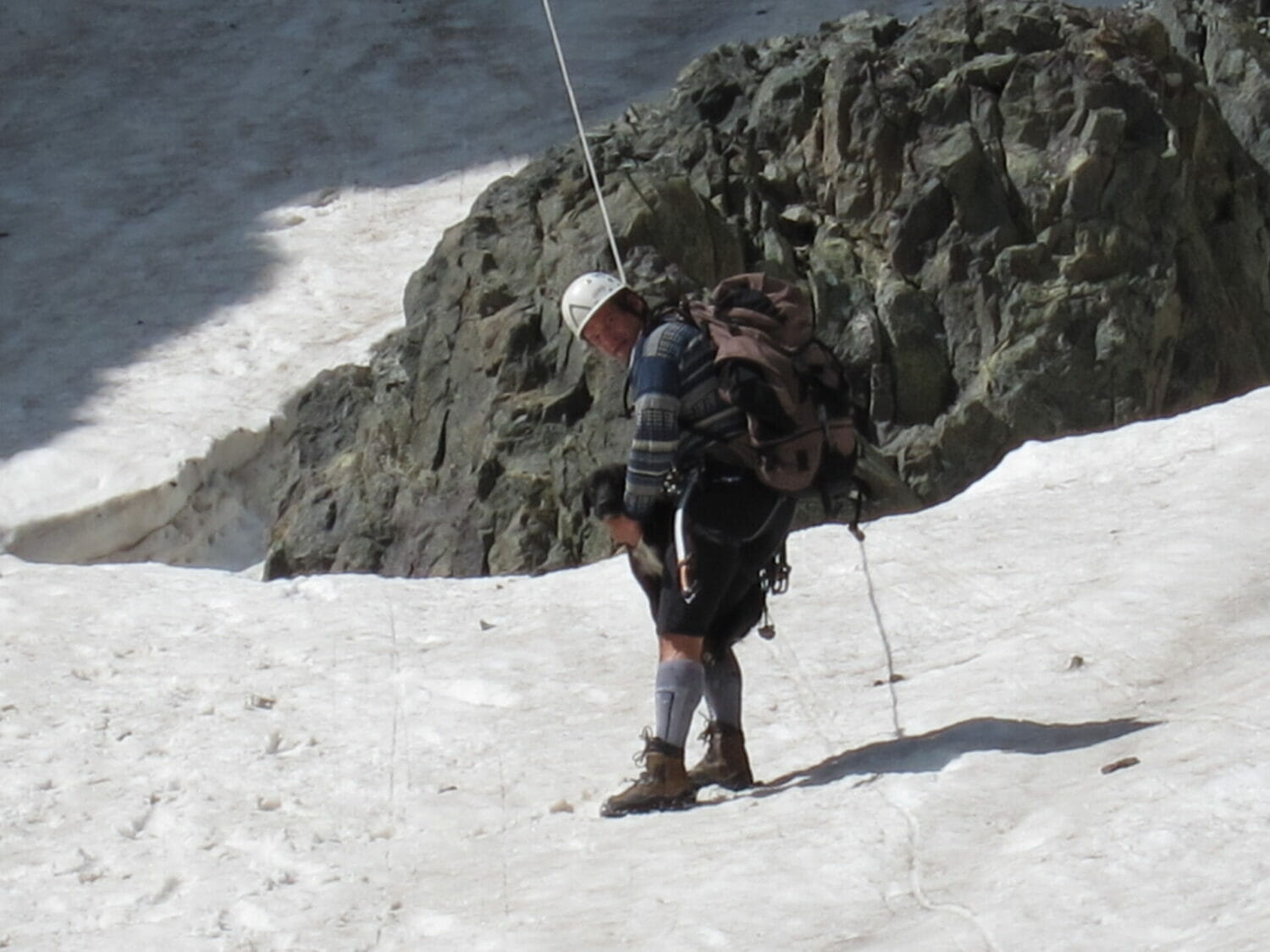 Mann mit Kletterausrüstung.
