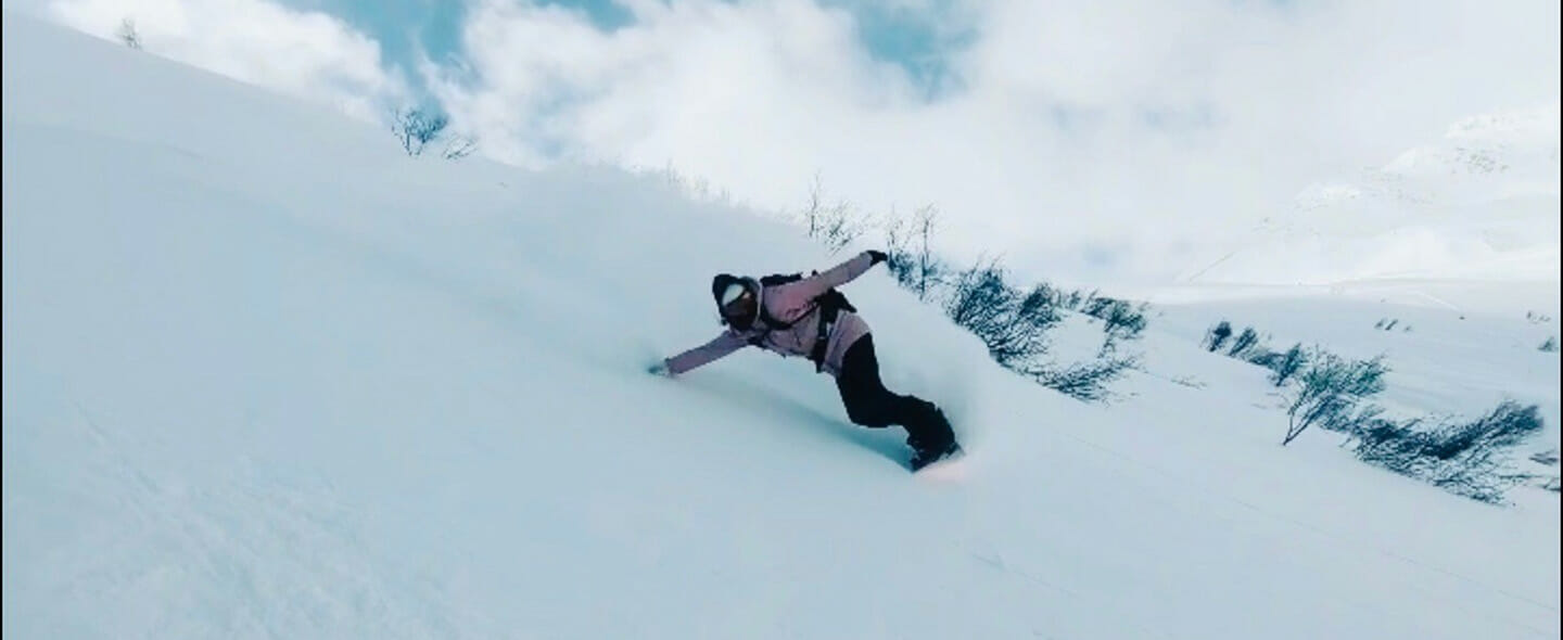 Bergfreundin Judith Falch beim Splitboarding.